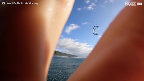Kitesurfer apanha tubo de onda no Havai