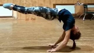 Acrobata impressiona com a sua flexibilidade