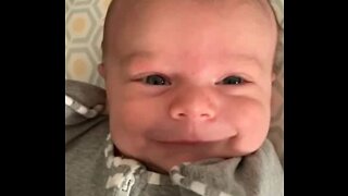 Alerta fofura: a alegria deste bebê é contagiante!