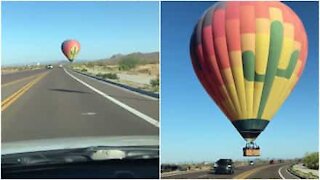 Impressionante: mongolfiera vola rasoterra