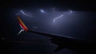 Assustador! Tempestade de relâmpagos impede aterragem de avião