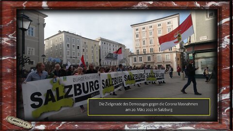 Die Zielgerade des Demozuges gegen die Corona Masnahmen am 20. März 2022 in Salzburg