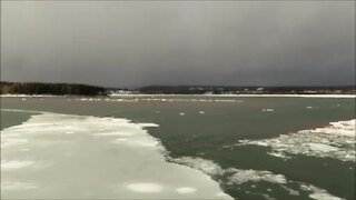 les glaces qui descend la rivière..