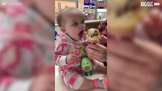 Personne n'empêchera ce bébé de finir sa glace, toute sa glace!