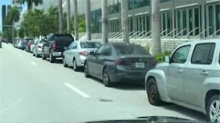 Carros formam fila gigante para testes de COVID-19 em Miami