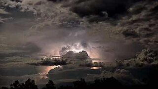 Tempestade de raios ilumina o céu australiano