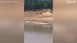 Un motociclista che corre sulle acque