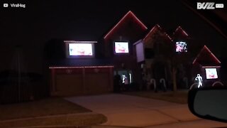 Talo valaisee yöllisen kadun jouluvaloshow'lla Yhdysvalloissa