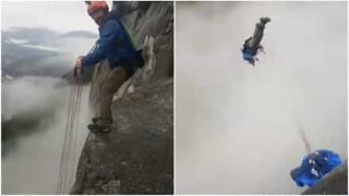 Il réalise un salto en parachute depuis une falaise