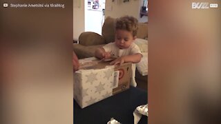 Un petit garçon très déçu de son cadeau
