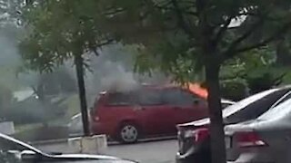 Senhora estaciona carro em chamas!