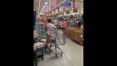 Shoppers in Texas Stop To Sing National Anthem