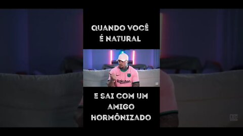 QUANDO VOCÊ É NATURAL E SAI COM UM AMIGO HORMÔNIZADO.. . #Shorts