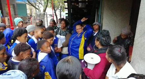 SOUTH AFRICA - Cape Town - Farm Learners Transport (Video) (fWN)