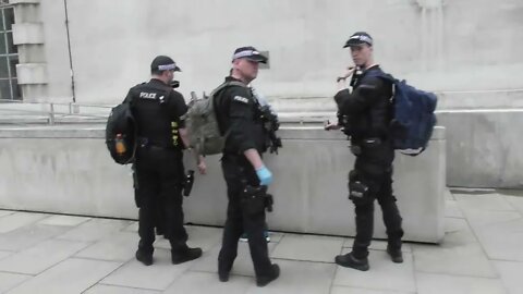 Armed police Question a man in london #armedpolice
