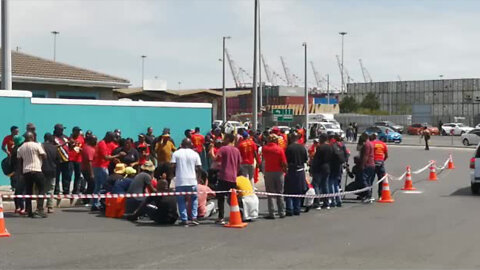 Watch: Transnet workers on strike outside Cape Town Harbour (S)