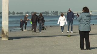 Chilly temps not stopping those from visiting Fort Myers Beach