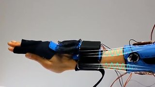 Wearable device delivers automatic support for weak muscles