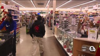 Last minute shoppers pack stores to find must-haves for Thanksgiving dinner