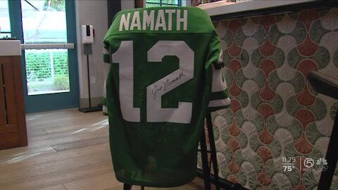 Joe Namath spreads cheer