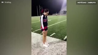 As cheerleaders não deveriam confiar umas nas outras!