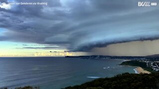Tempestade assustadora transforma dia em noite na Austrália