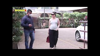 Kareena Kapoor Flaunts Her Massive Baby Bump In A Tank Top As She Is SPOTTED Outside Her New Home