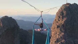 Acrobacias em seda praticadas a altura vertiginosa!