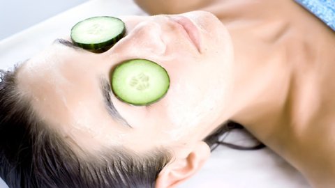 4 reasons to use cucumbers on your eyes
