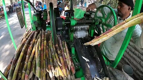 🥤Kako se pije secerna trska ? 🍯 #sugarcane #streetfood #udaipur #bosnian