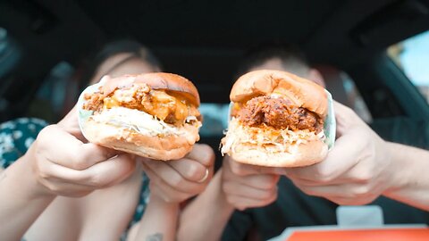 Mad Bulldog Hot Chicken MUKBANG w/ MY SISTER