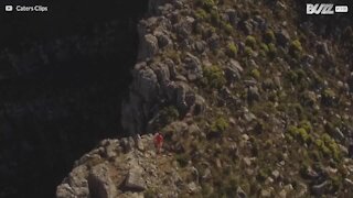 Drone filma atleta in corsa su Table Mountain