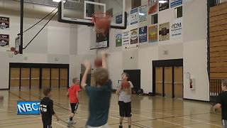 Youth basketball players play in Hoops 2 Help