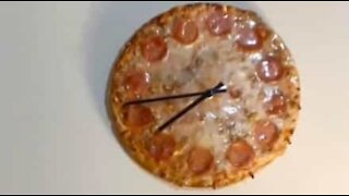 Elle fabrique une horloge... en pizza!