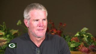 Brett Favre returns to Green Bay area to receive award