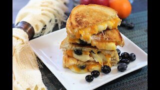 How to make a brie & blueberry grilled cheese sandwich