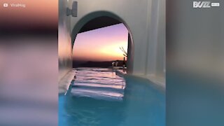 Magnifique coucher de soleil depuis la chambre d'un hôtel de Santorini