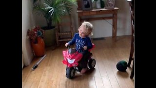 Une adorable fillette s'endort sur son tricycle