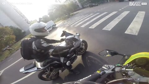 Impressionnante collision entre une voiture et une moto