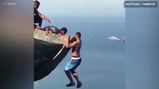 Jovem se pendura perigosamente na Pedra de Gávea