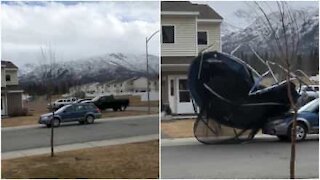 Un tappeto elastico volante spaventa gli abitanti dell'Alaska