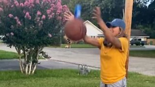 Jovem leva com lata na cara ao tentar o “basketball beer challenge”