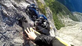 BASE jumper vive momento assustador e cai durante salto