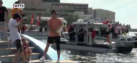 TRENDING | Tom Brady throws Lombardi Trophy to nearby boat