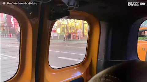 Homem utiliza cadeira de escritório para andar na estrada