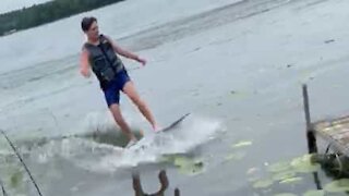 Jovem sofre queda hilária fazendo skimboarding