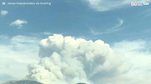Time-lapse registra avanço de incêndio em montanha