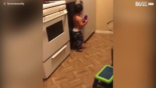 Bimbo cerca latte nel frigorifero come se fosse un adulto