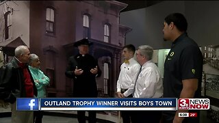 2019 Outland Trophy winner Penei Sewell visits Boys Town
