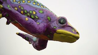 New frog sculptures installed in Green Bay